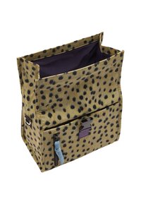 Torba magazynowa z tkaniny w brązowo-czarny cętkowany wzór, z fioletowym wnętrzem, zamknięciem na zamek i dwoma metalowymi uchwytami po bokach.