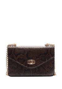 Smeđa torba od zmijske kože s kopčom u zlatnoj nijansi, lančanim remenom i teksturiranom površinom koja sadrži suptilne varijacije uzorka.