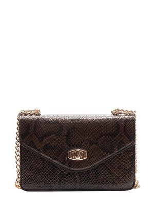 Sac à main en cuir de serpent marron avec un fermoir doré, une chaîne en bandoulière et une surface texturée présentant des variations de motifs subtiles.