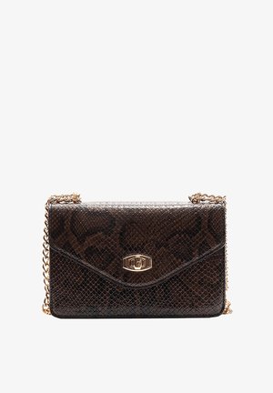 Rjava torbica iz kačeje kože z zlatim zapiranjem, verižnim trakom in teksturirano površino, ki vsebuje subtilne spremembe vzorca.