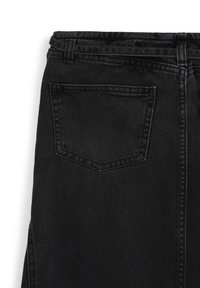 Jeans in denim nero con una texture liscia e un taglio dritto. Presentano una tasca posteriore di forma rettangolare con dettagli cuciti.