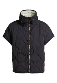 Veste matelassée noire à manches courtes avec col montant et boutons-pression à l'avant, équipée d'un ruban de marque le long de la ligne de boutons.