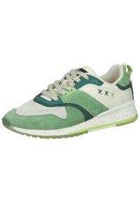 Grüner und weißer Sport-Schuh aus Mesh- und Wildledermaterialien, mit runder Zehenpartie, dicker Sohle und Schnürverschluss. Verfügt über subtile Akzentdetails.