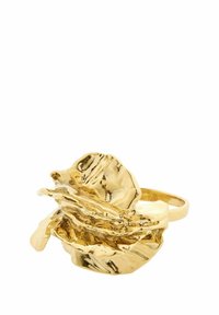 Bague en ton or avec un design organique et texturé ressemblant à du métal froissé ou plié, présentant des zones de surface lisses et rugueuses.
