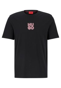 Sort bomulds t-shirt med et pink broderet "HUGO" logo. Rund halsudskæring og korte ærmer. Glat tekstur, ingen mønstre eller yderligere detaljer.