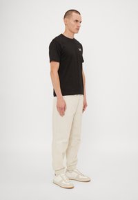 EA7 Emporio Armani Apdrukāts T-krekls - nero