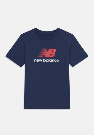 Marineblå korte ærmer t-shirt med rød "NB" logo og hvid "new balance" tekst centreret på brystet.