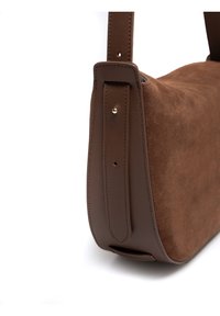 Brązowa zamszowa torba na ramię z gładkimi skórzanymi akcentami, prostokątnym kształtem i płaską podstawą. Posiada długi regulowany pasek i złote detale.