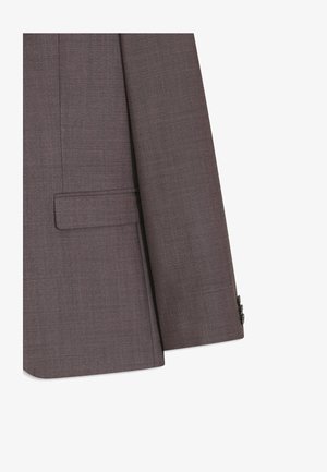Blazer gris foncé en tissu texturé avec une coupe ajustée. Comprend une poche poitrine unique et des boutons de manchette à trois boutons.