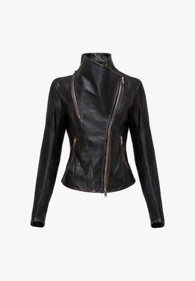 Chaqueta de cuero negro con un alto cuello, cierre asimétrico en la parte delantera y dos bolsillos laterales con cremallera. Presenta una silueta ajustada y un acabado texturizado.