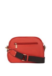 Borsa a tracolla rossa in pelle con hardware dorato, tasca posteriore con zip e tracolla nera regolabile. Texture liscia, forma rettangolare.