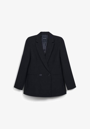 Blazer nero su misura con due bottoni frontali, rever a punta, maniche lunghe e due tasche laterali, steso su uno sfondo bianco.