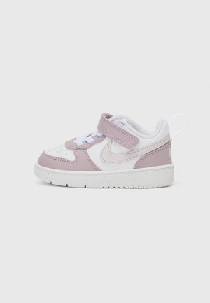 Bottines pour bébé en blanc et violet clair, dotées d'un dessus en cuir lisse, d'une sangle Velcro et d'un design à bout rond avec une semelle texturée.
