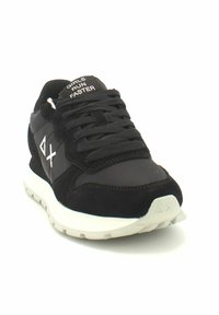 Sneaker sportivo nero con tomaia in suede e tessuto, design con lacci, suola imbottita, dettagli bianchi e la scritta "LE RAGAZZE CORRONO PIÙ VELOCE" sulla linguetta.