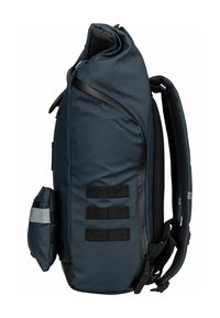 Dunkelblauer Rucksack aus strapazierfähigem Stoff; verfügt über mehrere Gurte, eine Seitentasche und reflektierende Akzente. Strukturierte, schlanke Gestaltung.