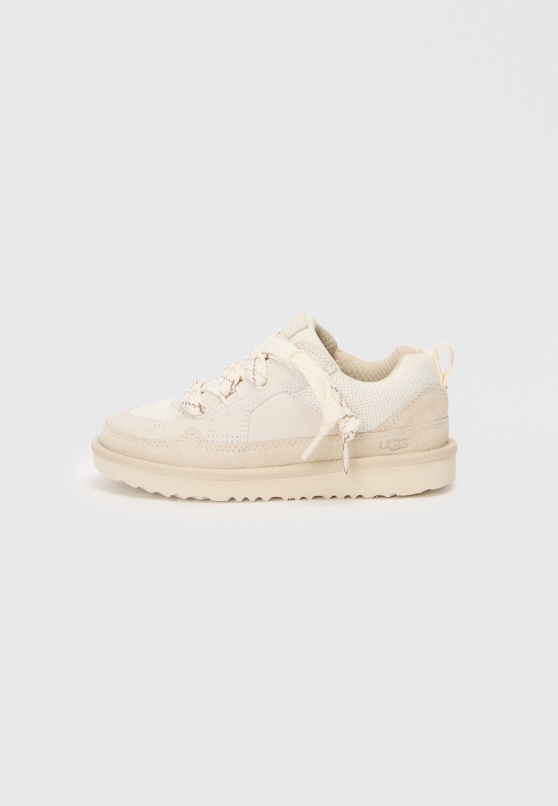 Sneaker beige con tomaia in rete e suede, suola spessa, lacci tonalità e un tassello sul tallone. Presenta il marchio UGG sul lato.