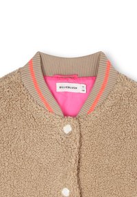 Bruine donzige fleecejas met een geribbelde beige kraag, voorzien van roze strepen en witte knoopsluitingen, gevoerd met felroze stof.