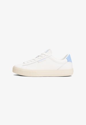 Baskets basses blanches en cuir lisse, avec des accents de talon bleu clair et une semelle texturée. Comprend six œillets et un branding minimal.