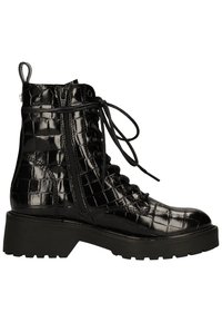 Bottines en cuir texturé croco noir à lacets, avec une semelle épaisse et un détail de fermeture éclair sur le côté.