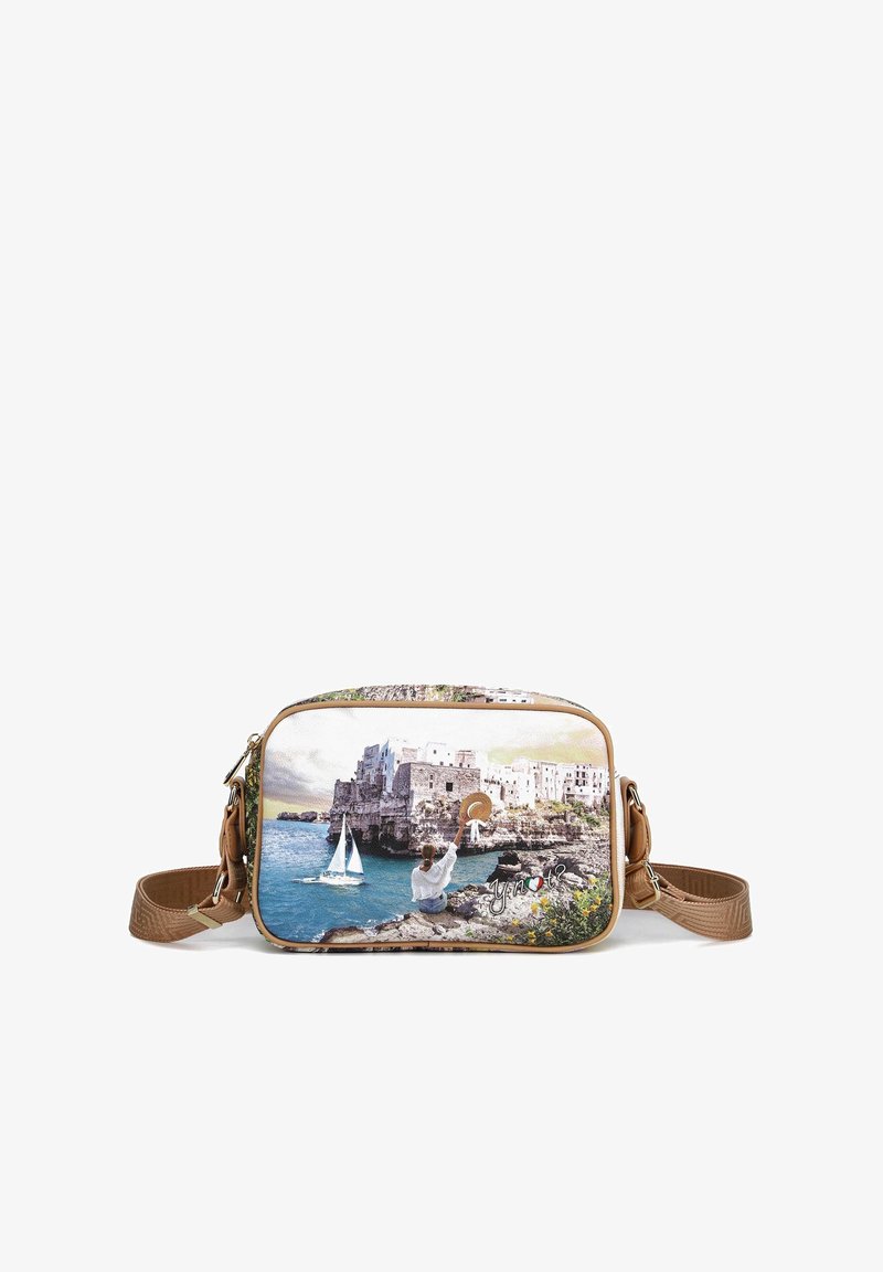 Borsa rettangolare con una stampa fotografica di un paesaggio costiero, materiale sintetico beige, dettagli color sabbia e una tracolla rimovibile.