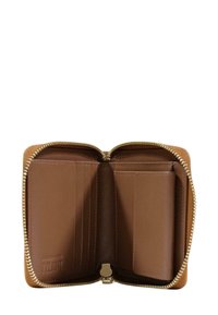 Cartera de piel marrón con cremallera dorada, que cuenta con múltiples compartimentos para tarjetas y un compartimento central. Textura suave y líneas limpias.