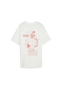 Camiseta de algodón blanca con un estampado gráfico rosa de dos figuras jugando al fútbol, con el texto "PUMA" incorporado en el diseño.