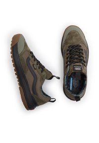 Hnědé a zelené tenisky vyrobené z semišového a síťovaného materiálu, s černými tkaničkami, vzorovanými vložkami a gumovými podrážkami.