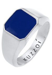 Hopeinen sormus, jossa on kuusikulmainen sininen emalikeskus. Sileä kiillotettu pinta ja tasainen sanka, jonka sisäpuolella on kaiverrettu "KUZZOI".