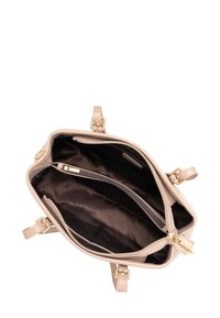 Borsa a tracolla beige chiaro con due scomparti, hardware in tono oro e superficie liscia. L'interno presenta una fodera scura e una tasca con zip.