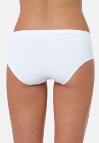 Fondo di bikini bianco mostrato dal retro, con un design liscio e senza cuciture e un taglio minimalista. Il tessuto appare elastico e morbido.