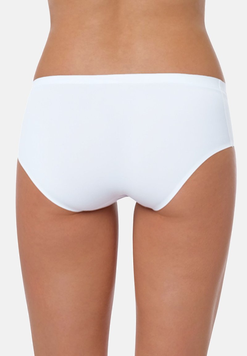 Fondo di bikini bianco mostrato dal retro, con un design liscio e senza cuciture e un taglio minimalista. Il tessuto appare elastico e morbido.