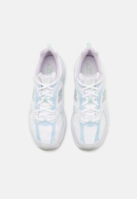 Un paio di scarpe da corsa bianche e azzurro chiaro con dettagli in rete, con i lacci legati e il logo del marchio sul lato e sulla linguetta, viste dall'alto.
