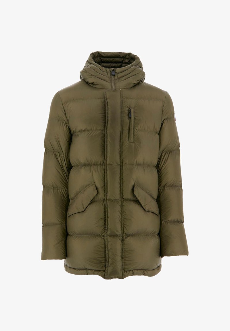 Veste matelassée en duvet vert olive avec capuche, fermeture zippée devant, deux poches à rabat et une poche poitrine zippée.