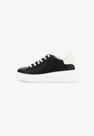 Sorte lædersneakers med en hvid gummisål, rund tå og kontrasterende hvid hæl. Vinder hvide snørebånd og synlige detaljer.