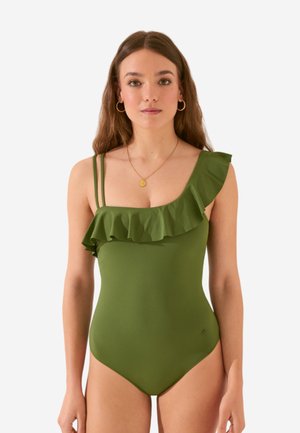 Maillot de bain une pièce vert avec des détails de volants sur les épaules et des bretelles étroites. Texture lisse et design ajusté, adapté pour la plage.