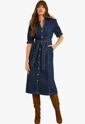 Denimkleid mit kurzen Puffärmeln, tailliertem Schnitt, goldenen Knöpfen vorne und einem Bindegürtel. Dunkelblaue Farbe mit glatter Textur.