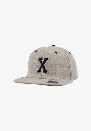 Graue Snapback-Cap aus strukturiertem Stoff, mit einem auffälligen schwarzen "X"-Logo auf der Vorderseite und schwarzen Akzenten an den Ösen.