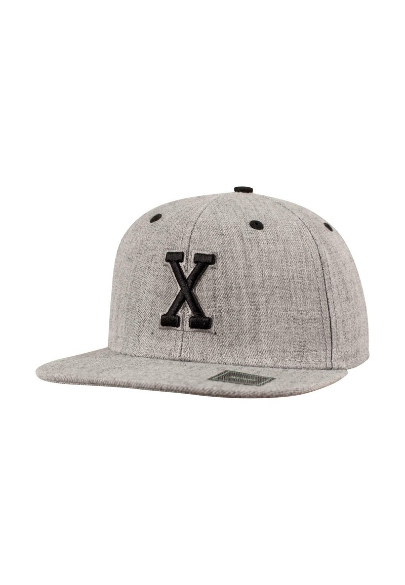 Grå snapback-caps laget av teksturert stoff, med en fremtredende svart "X"-logo på fronten og svarte detaljer på hullene.