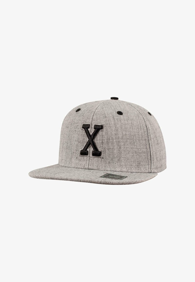 Grå snapback-caps laget av teksturert stoff, med en fremtredende svart "X"-logo på fronten og svarte detaljer på hullene.