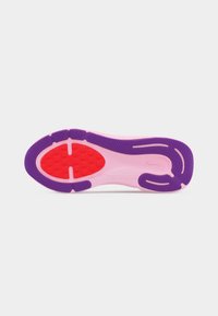 Sko med rosa såle, lilla mønster som rammer kantene og rød teksturert gripeflate ved forfoten, sett fra undersiden.
