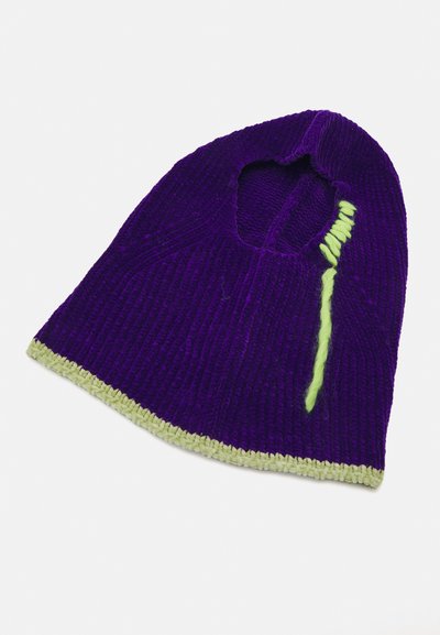 Lilla kudumisega beanie, millel on sooneline tekstuur, roheline äär ja lõikeosa ülaosas, kus on kontrastne tikand.