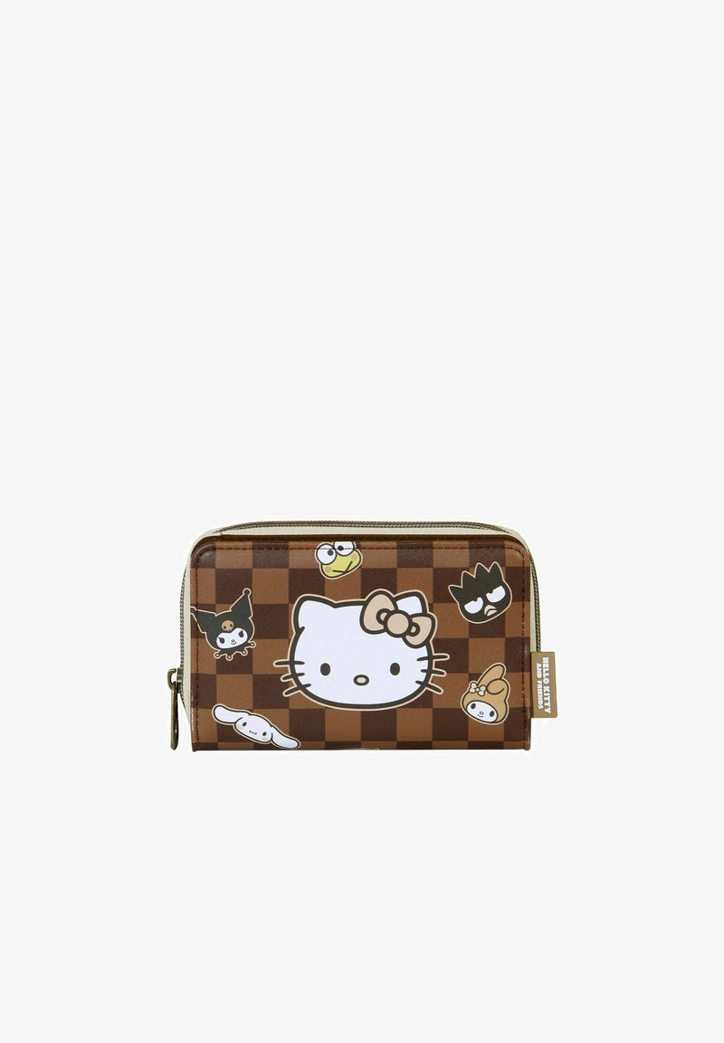 Cartera marrón a cuadros con Hello Kitty y cinco caras de personajes de dibujos animados más pequeños en el frente, cierre de cremallera y etiqueta de tela en el lateral.