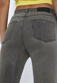 Noisy May NMSALLIE - Flared Jeans - light grey denim