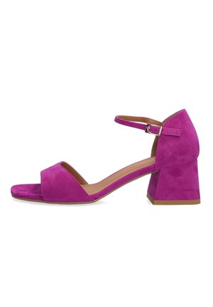 Lila Veloursleder-Damensandale mit offenem Zehenbereich, Blockabsatz und Knöchelriemen mit silberner Schnalle, seitlich auf weißem Hintergrund dargestellt.