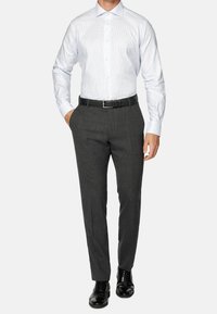 Ljusblå rutig skjorta, grå byxor med subtil textur, svart bälte och svarta skor. Designad för formella miljöer.