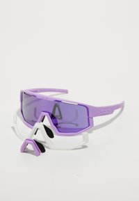 Lila Sportsonnenbrille mit austauschbaren weißen und lila Komponenten, ausgestattet mit getönten Gläsern und Gummiakzenten für besseren Halt und Komfort.