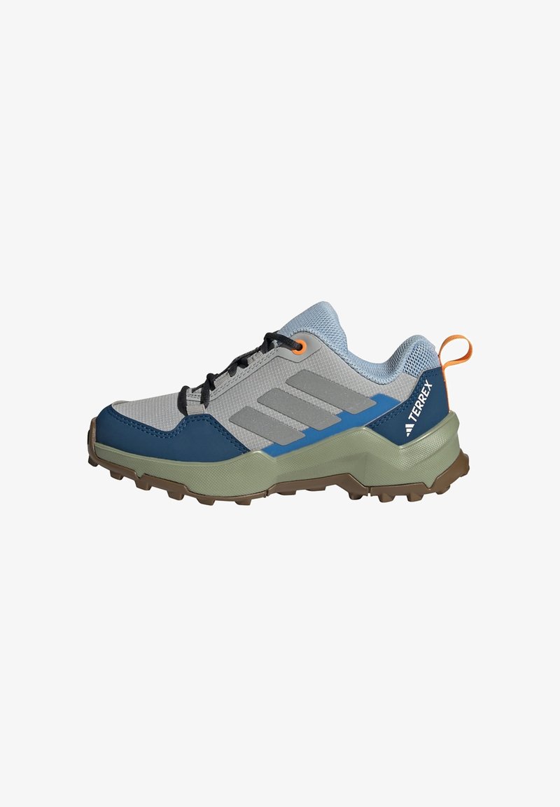 Zapatilla de trail running en gris y azul, con una parte superior texturizada, suela exterior resistente, detalles en naranja y un collar acolchado. Diseñada para ofrecer estabilidad.