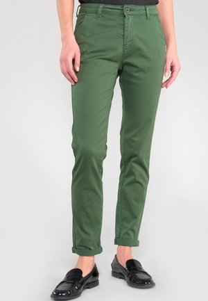 Groene katoenen broek met een slim fit, voorzien van een knoopsluiting en opgerolde manchetten. De stof lijkt glad zonder zichtbare patronen.