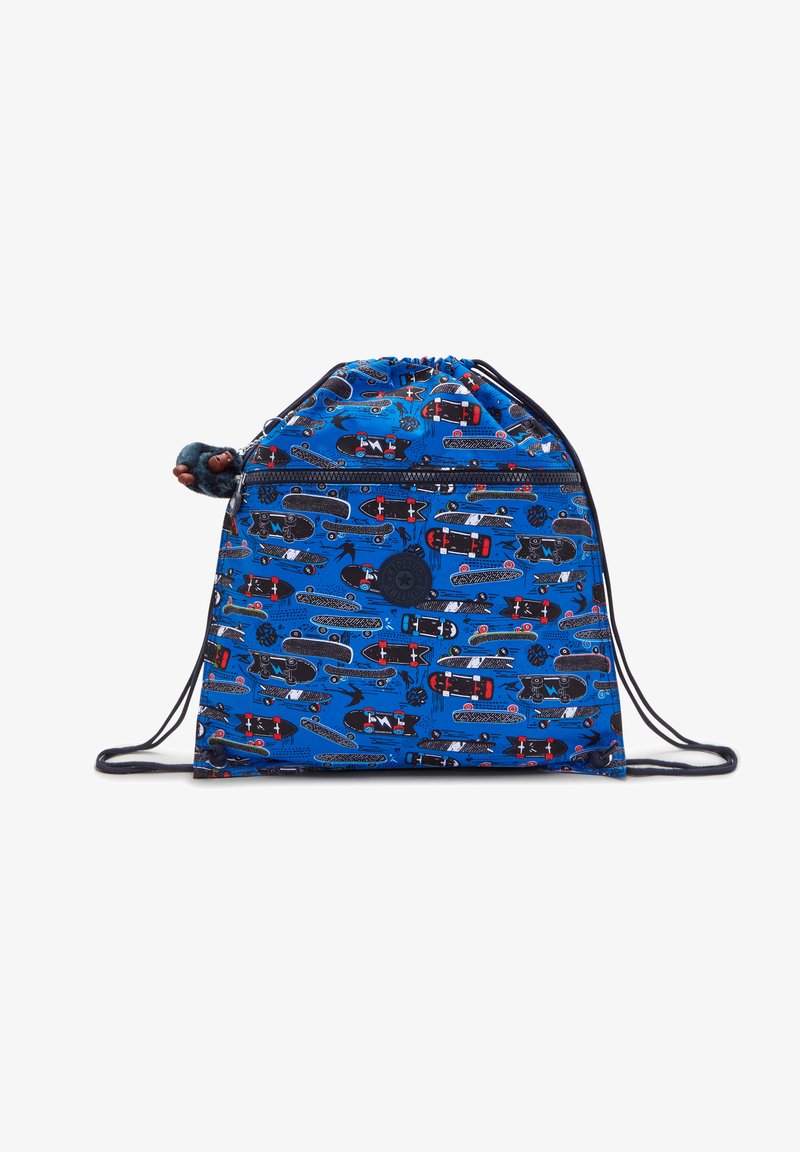 Trækpose lavet af blåt stof med et skateboarding mønster. Har en lynlås lomme og en dekorativ pom-pom detalje.