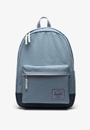 Lichtblauwe Herschel rugzak met diamantenpatroon, voorvak met ritssluiting, witte ritstrekker en donker paneel aan de onderkant op een witte achtergrond.